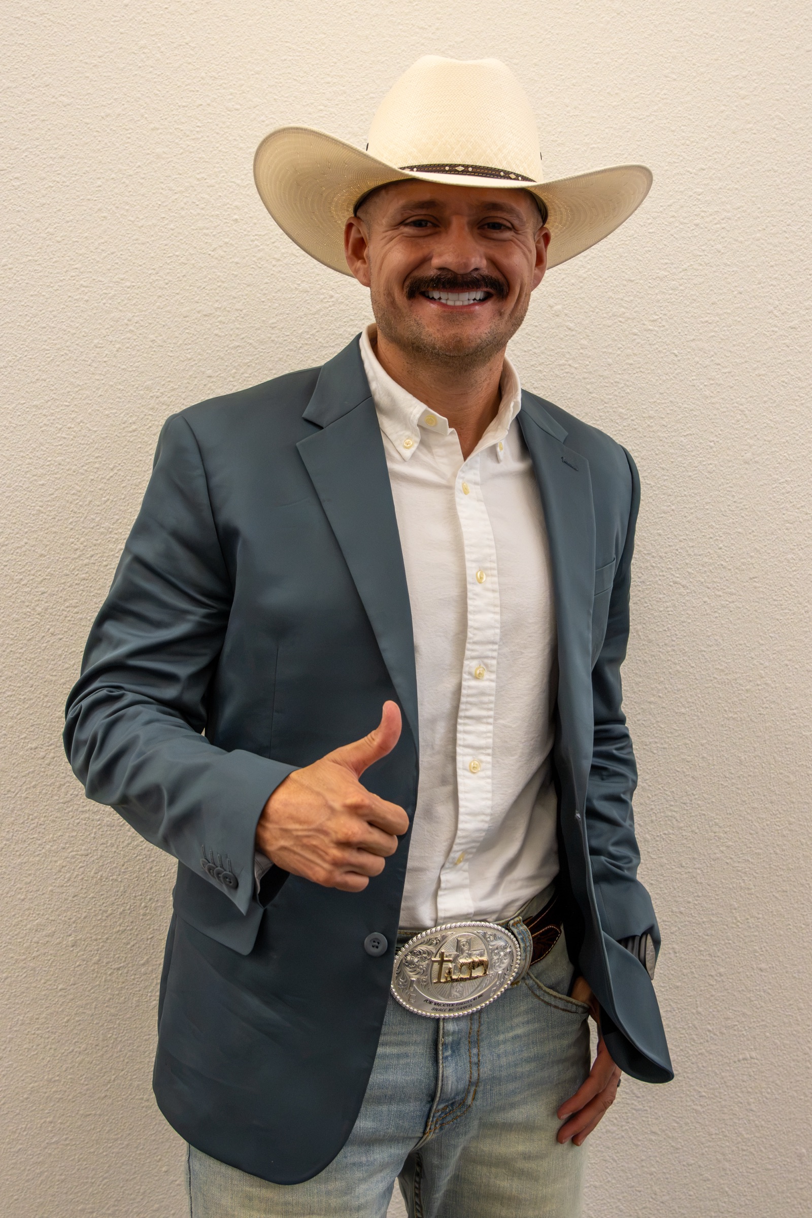 Retrato de Marcos Ramirez con sombrero