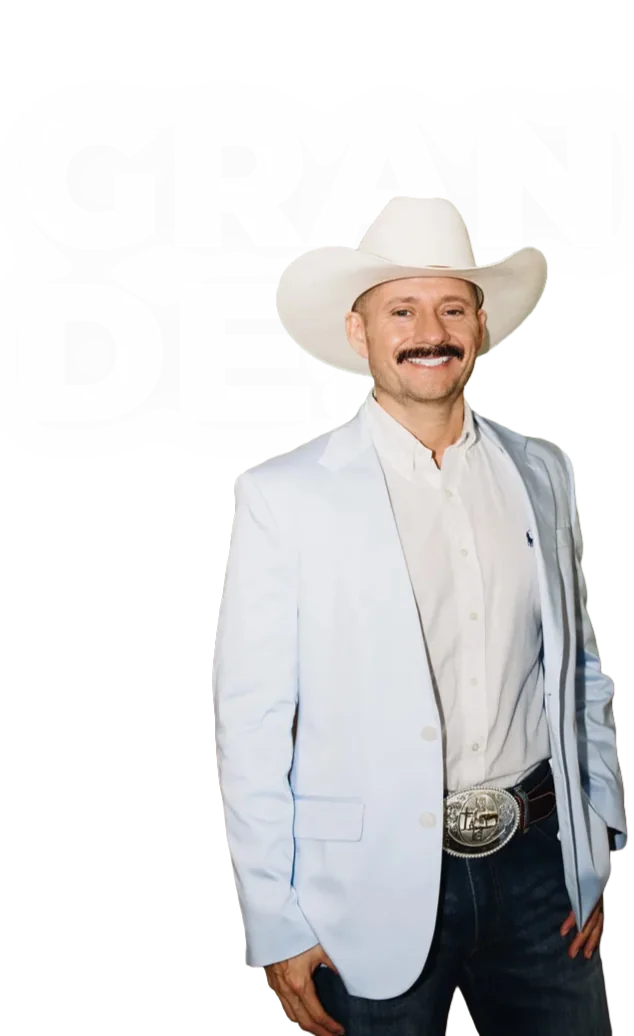 Marcos Ramírez de pie, con sombrero y saco claro, delante de la frase «Juega en grande»